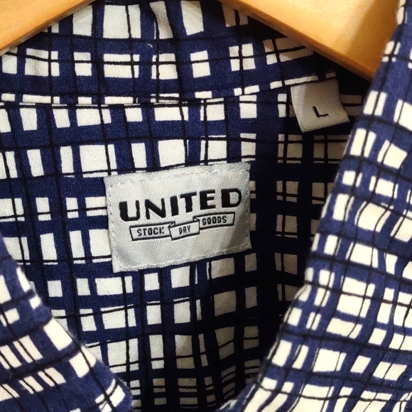 United men's Large Short Sleeve Button Up Shirt - Picture 3 of 4